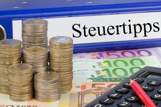 © magele-picture - Adobe Stock.com Foto: Münzen, Scheine und Taschenrechner