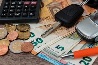 © Stockfotos-MG - stock.adobe.com Foto: Autoschlüssel und Geld