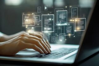 © The Little Hut - stock.adobe.com Foto: Finger tippen auf Laptoptastatur