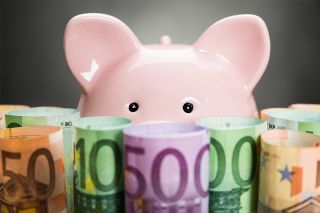 Foto: Geldscheine und Sparschwein