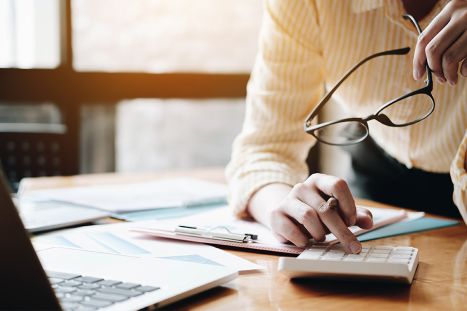 Foto: Person berechnet Werte