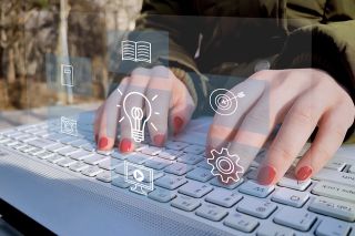 © LeoOrigami - stock.adobe.com Foto: Person tippt auf Laptop